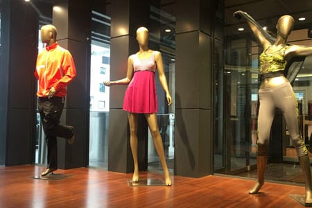 Çorlu showroom: 350’den fazla kumaş numunesi açık raflarda.